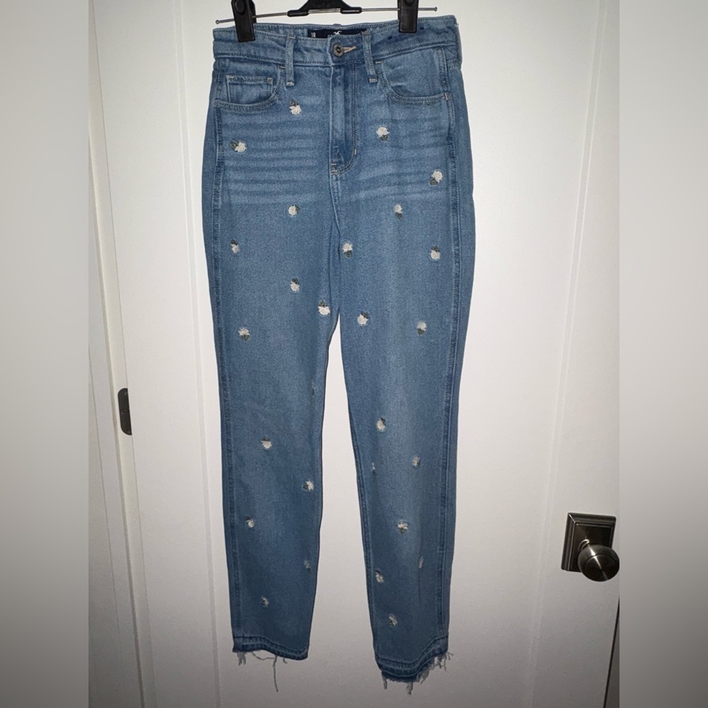 Hollister ultra high-rise Mom jean w/embroidered roses sz 25 EUC LN